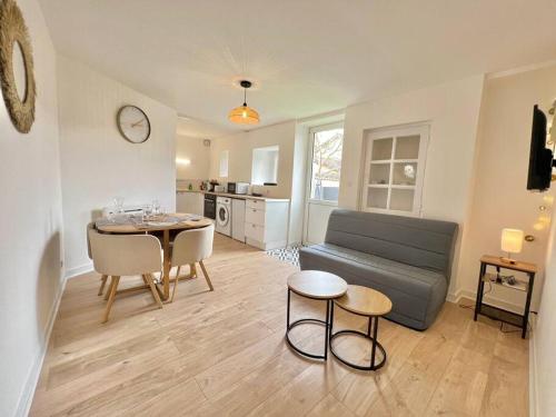 un salon avec un canapé et une table dans l'établissement Le Napoli, superbe T2 à 5 min du Futuroscope, à Chasseneuil-du-Poitou