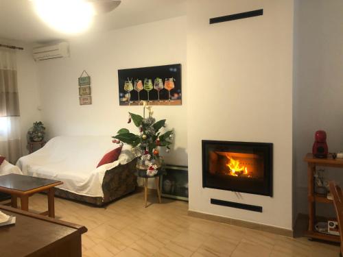 uma sala de estar com uma cama e uma lareira em Villa Adelina em Turre