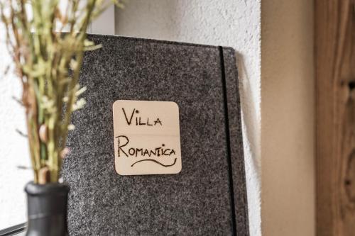 Villa Romantica Appartementに飾ってある許可証、賞状、看板またはその他の書類