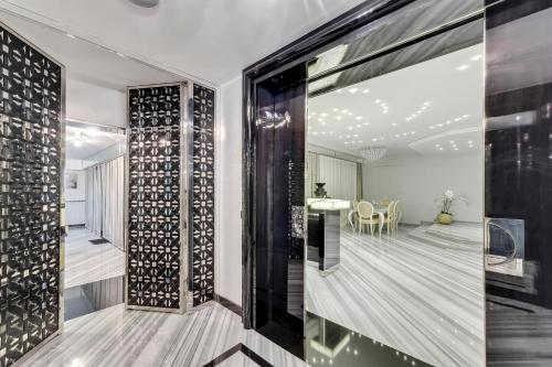 une chambre avec une porte en verre et une salle à manger dans l'établissement Appartement d'exception - Proche Tour Eiffel, à Paris