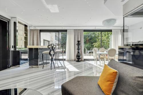 un salon avec un canapé et une table dans l'établissement Appartement d'exception - Proche Tour Eiffel, à Paris