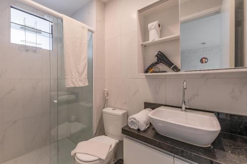 a bathroom with a sink and a toilet and a shower at JSmart#304 - Apartamento em Fortaleza by Carpediem in Fortaleza