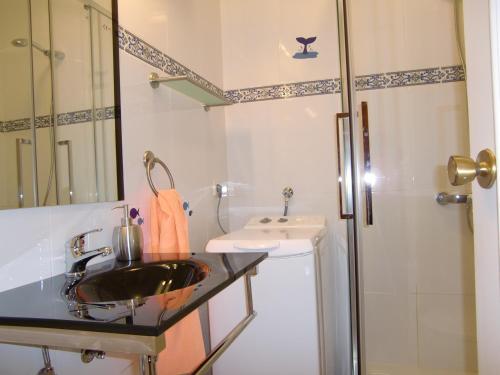 y baño con lavabo y ducha. en Estudios Marco Polo V.v., en La Manga del Mar Menor