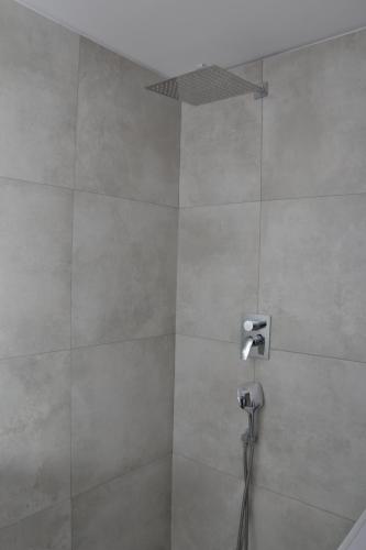 La salle de bains est pourvue d'une douche avec un pommeau de douche. dans l'établissement Palenčareň - Old Destilery, à Spišská Belá