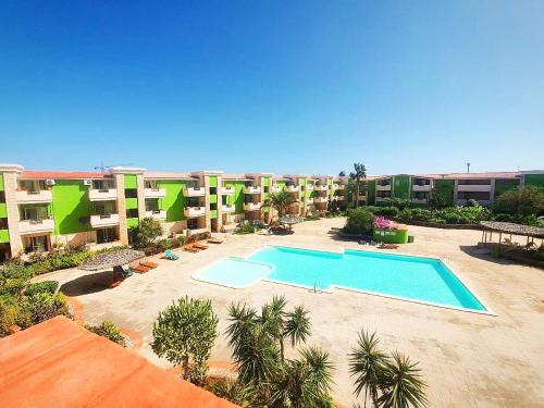 uma vista aérea de um resort com uma piscina em Djadsal Moradias em Santa Maria