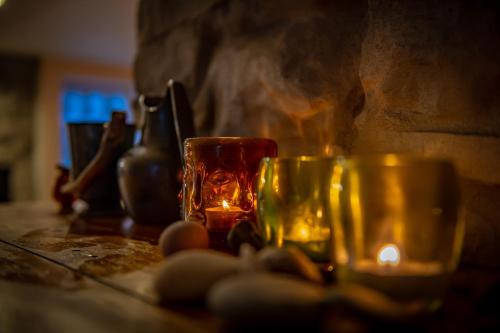 Una mesa con dos vasos y velas. en Nidra, en Aizkraukle