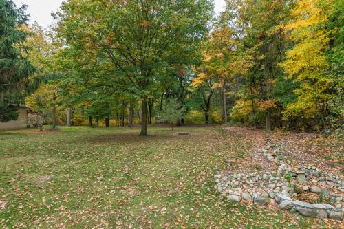 Κήπος έξω από το Plum Creek - Large home with 2 kitchens close to Pier Cove!