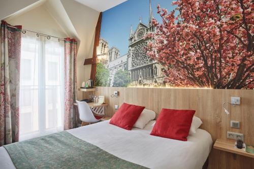 Cette chambre comprend un lit avec des oreillers rouges. dans l'établissement Hotel Beaugrenelle Tour Eiffel, à Paris