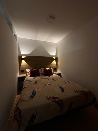 una camera da letto con un grande letto con cuscini rossi di Čarapan a Kruševac