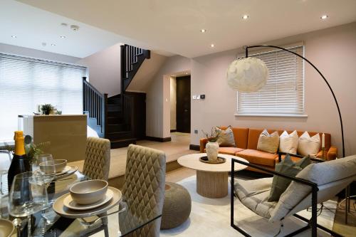 a living room with a couch and a table at 2Bed House Twickenham With Private Garden in Twickenham