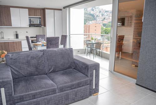 sala de estar con sofá y cocina en Torre Ginebra, en Medellín