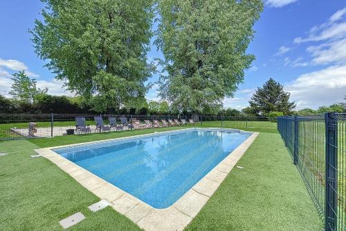 una piscina en un patio con una valla en La Graviere - 28pers - swimming pool pétanque billiards, en Fontenay-Trésigny