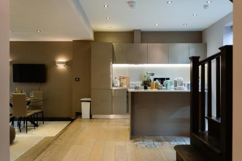 a living room with a kitchen and a dining room at 2Bed House Twickenham With Private Garden in Twickenham