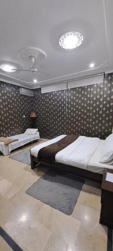 een slaapkamer met 2 bedden in een kamer bij Concept Guest House in Islamabad