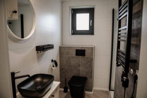 Koupelna v ubytování Luxe chalet op minicamping in waarde met sauna