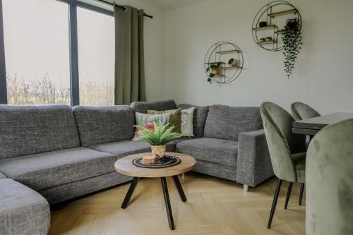 Posezení v ubytování Luxe chalet op minicamping in waarde met sauna