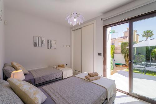 Ένα ή περισσότερα κρεβάτια σε δωμάτιο στο Luxe villa met verwarmd privé zwembad - Cabo Roig