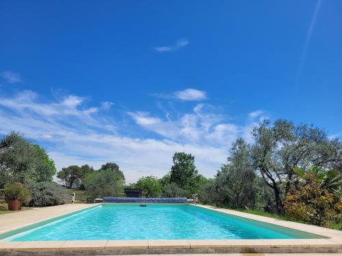 - une piscine dans une cour arborée dans l'établissement Gîtes Les Fées du Gard - Au pied des Cévennes, à Rousson