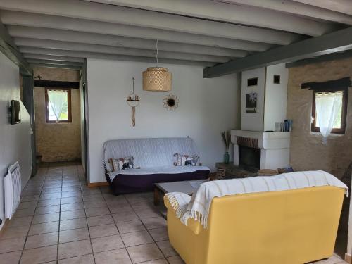 un salon avec un canapé et une table dans l'établissement Gîtes Les Fées du Gard - Au pied des Cévennes, à Rousson