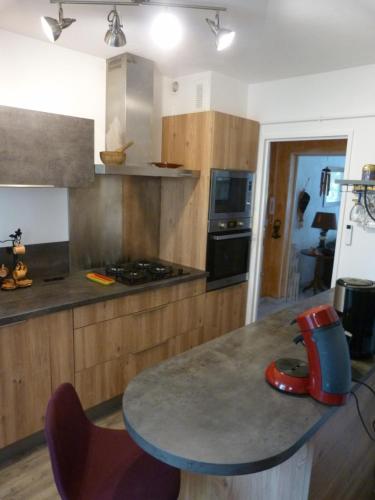 une cuisine avec une table et un comptoir dans l'établissement Au centre du Pradet et à 15 mn à pied des plages, au Pradet