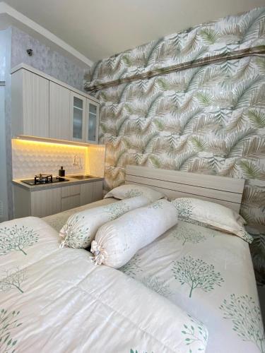 Tempat tidur dalam kamar di Apartemen Green Pramuka City Type Studio Full Furnish