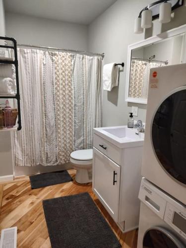 ein Bad mit einem WC und einem TV. in der Unterkunft Modern, Newly-Renovated Home in the heart of LAX in La Crosse