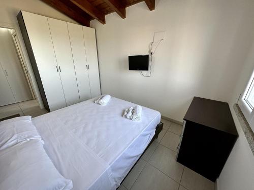 Postel nebo postele na pokoji v ubytování Grazioso e panoramico appartamento in zona residenziale a Sant'Antioco C54