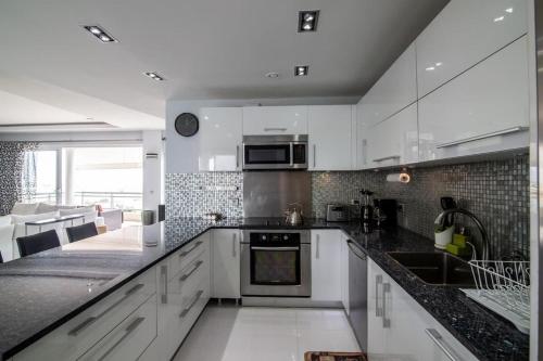 Cuisine ou kitchenette dans l'établissement Lovely 3-Bed Apartment in Maho
