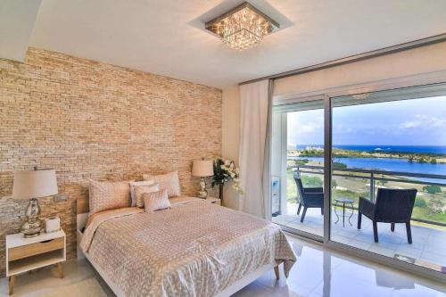 une chambre avec un lit et une vue sur l'océan dans l'établissement Lovely 3-Bed Apartment in Maho, à Maho Reef