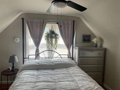 1 dormitorio con cama, ventana y vestidor en Home in Anderson Township, en Cincinnati