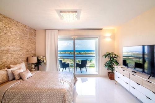 sypialnia z łóżkiem i widokiem na ocean w obiekcie Lovely 3-Bed Apartment in Maho w mieście Maho Reef