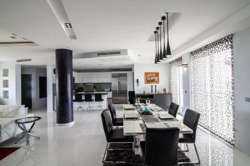 Télévision ou salle de divertissement dans l'établissement Lovely 3-Bed Apartment in Maho