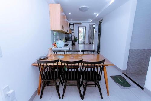 - une table à manger et des chaises dans la cuisine dans l'établissement Hilly Villa Hue, à Cư Chinh