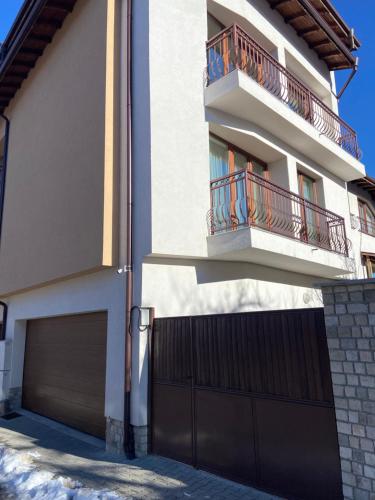 Το κτήριο όπου στεγάζεται  το διαμέρισμα