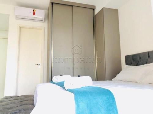 a bedroom with two beds and a large closet at FLATS - DUO JK in Sao Jose do Rio Preto