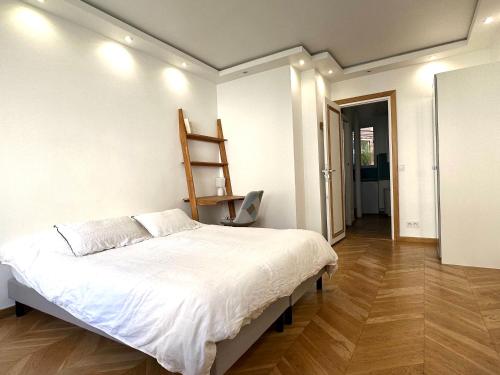 パリにあるル シャルグランのベッドルーム1室(ベッド1台付)、壁にははしごが備わります。