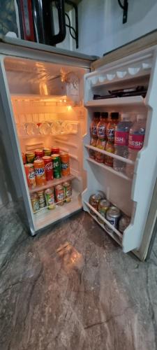 um frigorífico aberto cheio de comida e bebidas em Mollucan Residence # 2 em Moalboal