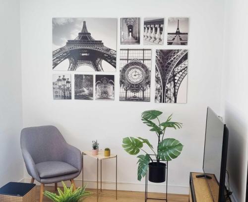 una sala de estar con una silla y una foto de la torre Eiffel en Arboleda Centro en Soria