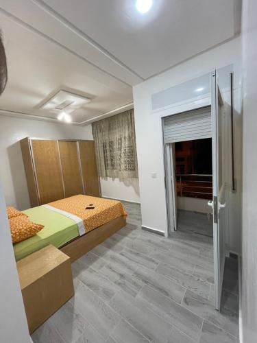- une chambre avec un lit et une porte coulissante dans l'établissement Kaa asras, à Tetouan