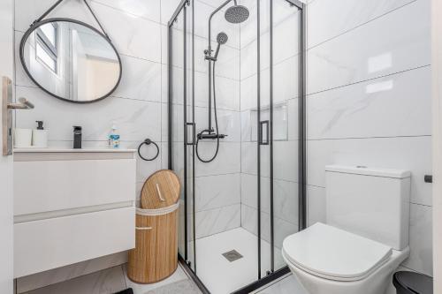 un bagno con doccia e WC di Maylily Seascape Villa a Santa Cruz