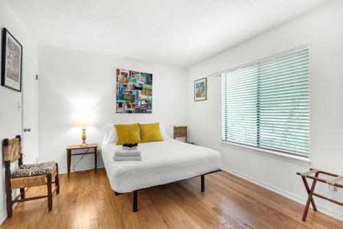 a bedroom with a bed and a window at Jack's Place-Gulf Brz-Pool-Close to Bchs 2BD-1BT in Gulf Breeze