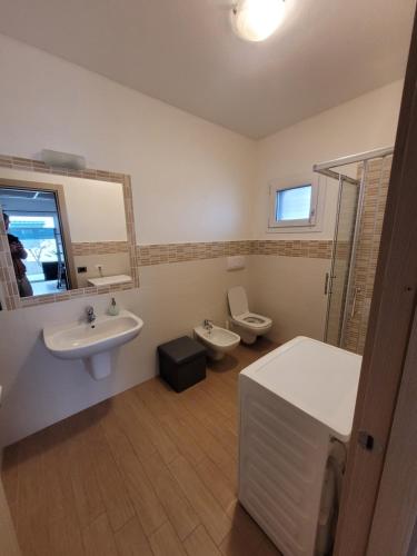 Et badeværelse på Appartamento lungo via del mare