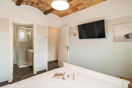 a bedroom with a bed and a flat screen tv at Collblanc Apartment by Olala Homes in Hospitalet de Llobregat