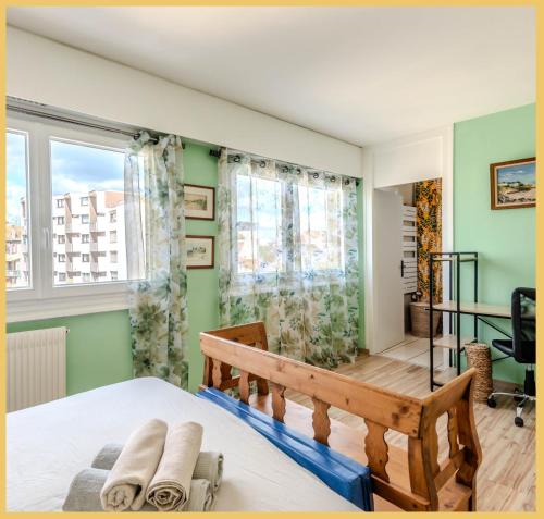 une chambre avec un lit et une grande fenêtre dans l'établissement T3 I Lumineux I Annemasse, à Annemasse