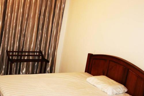 可倫坡的住宿－Entire 3 Bed Room Luxurious Apartment in Colombo 8，一间卧室配有床和带窗帘的窗户