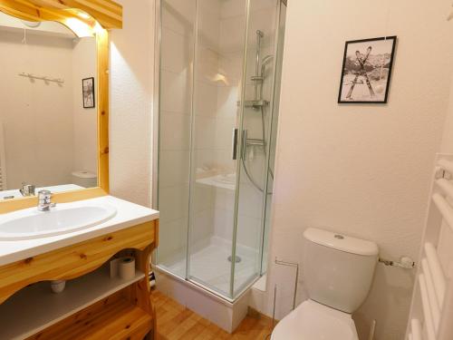 La salle de bains est pourvue d'une douche, de toilettes et d'un lavabo. dans l'établissement Appartement Valfréjus, 3 pièces, 8 personnes - FR-1-468-68, à Valfréjus