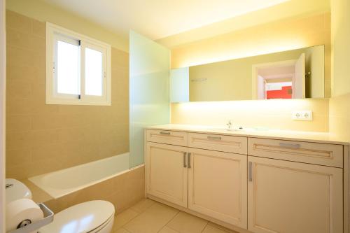 a bathroom with a toilet and a sink and a mirror at Apartamento 5 en Primera linea de mar in Santo Tomás
