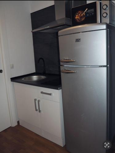 Elle comprend une petite cuisine équipée d'un réfrigérateur et d'un évier. dans l'établissement Apartamento Alfacar, à Alfacar