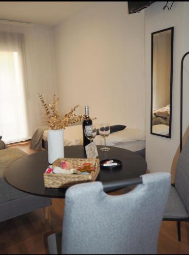 - une table avec une bouteille de vin et un verre dans l'établissement Apartamento Alfacar, à Alfacar