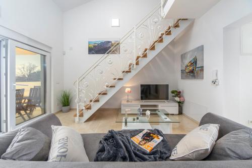 - un salon avec un canapé et un escalier dans l'établissement Villa Shaula 1, à Bilice